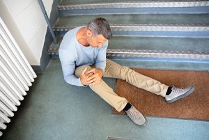 man knee pain stairs